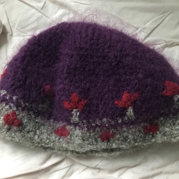 Vintage knit hat with cute flower details. Very warm! - Picture 4 of 4